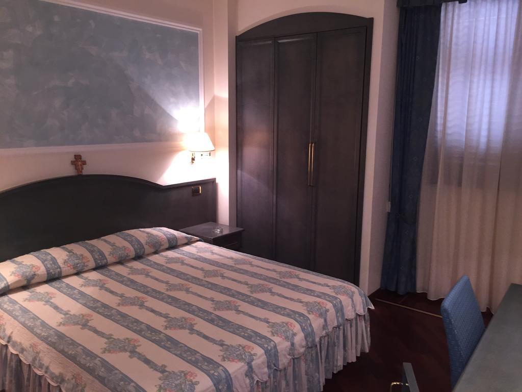 Oscar E Amorina Montegiorgio Room photo