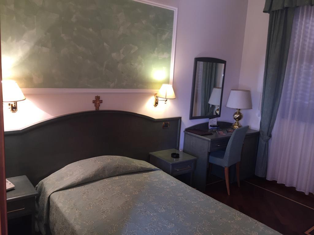 Oscar E Amorina Montegiorgio Room photo